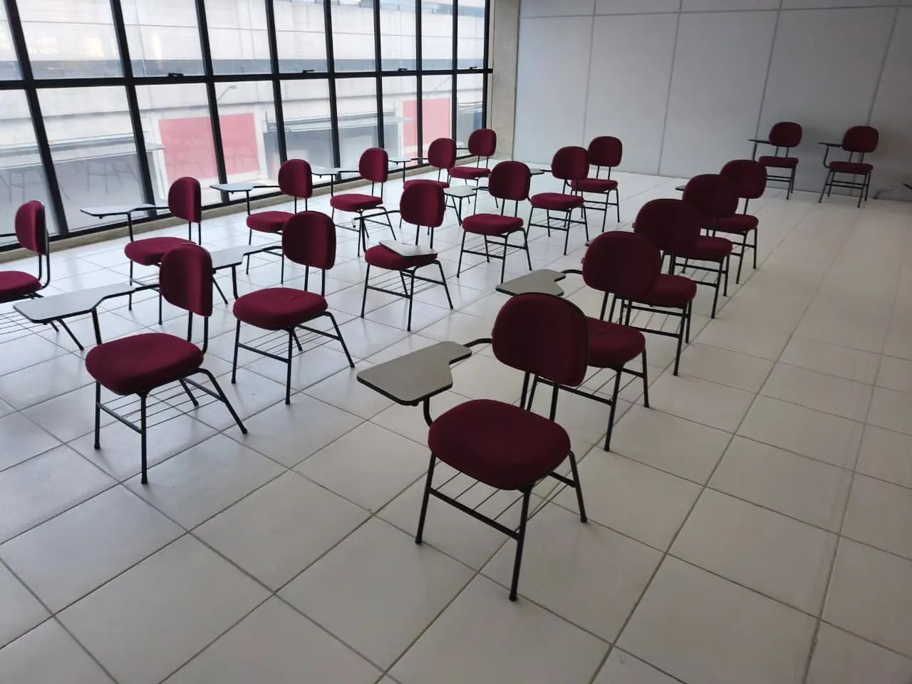 Lote de Cadeiras com bracinho 29 unidades 