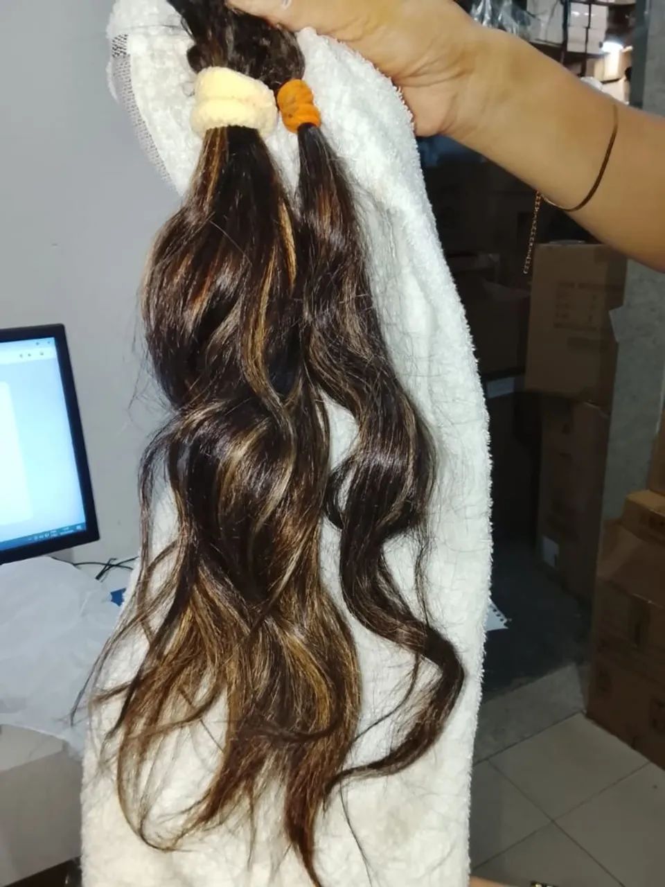 Cabelo castanho com luzes loira  tem 82 grama 33 citimentro  - Foto 2