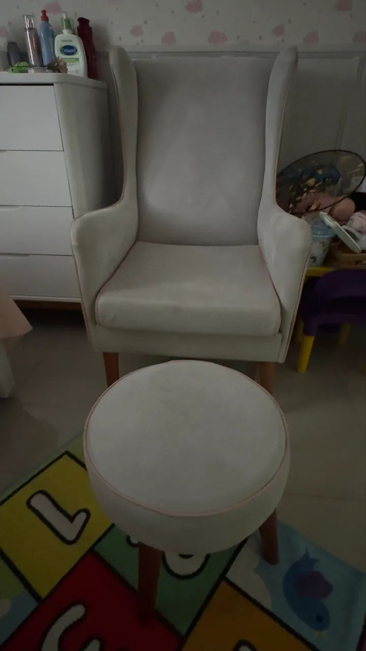 Poltrona de amamentação com puff 