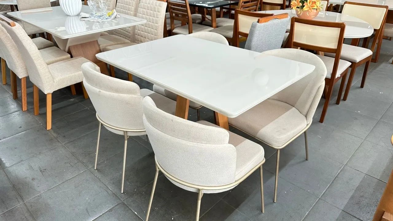 Mesa completa com cadeiras de madeira  - Foto 2