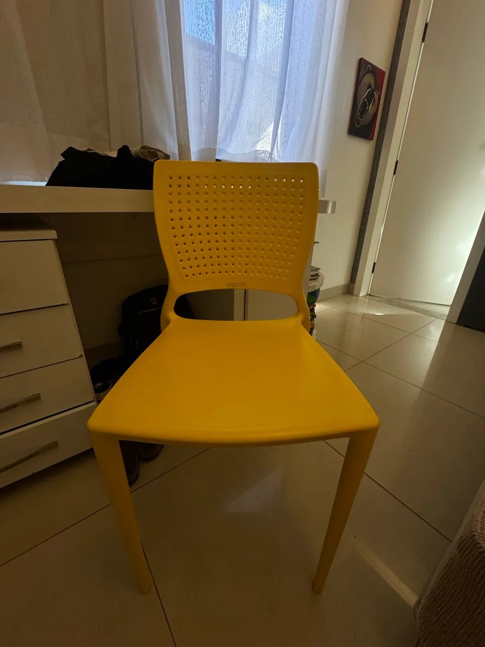 Nichos, mesa de apoio e cadeira amarela - Foto 3