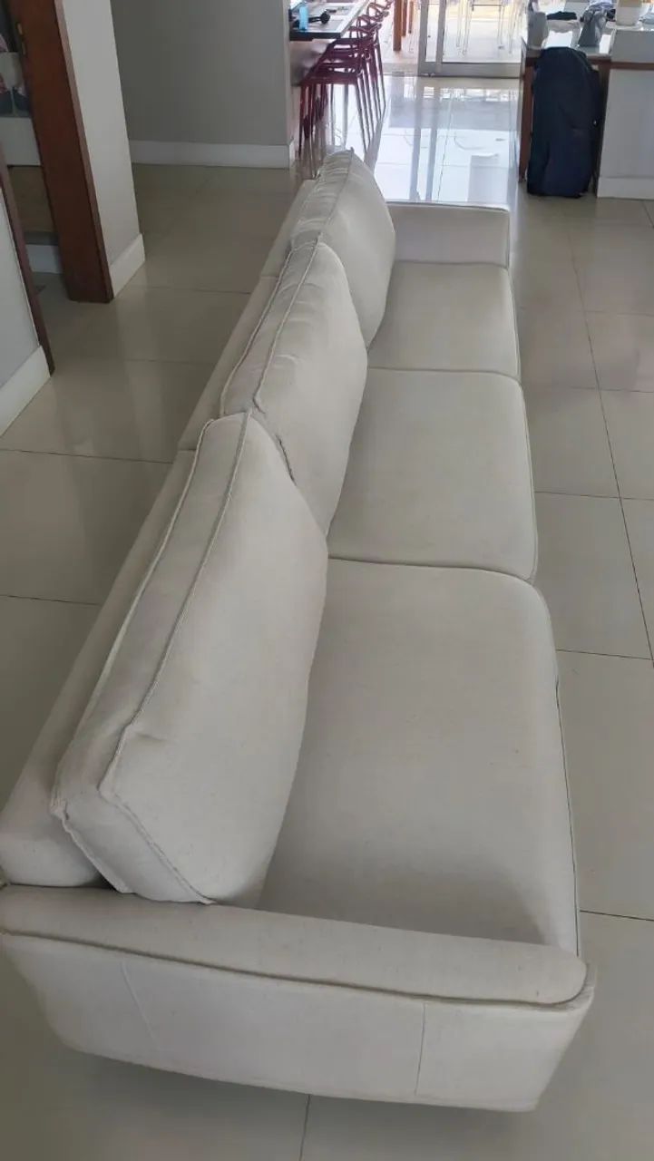 Sofá novíssimo, moderno e confortável