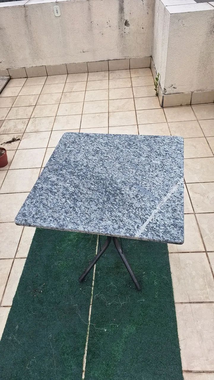 Mesa Granito usada 70x70 cm