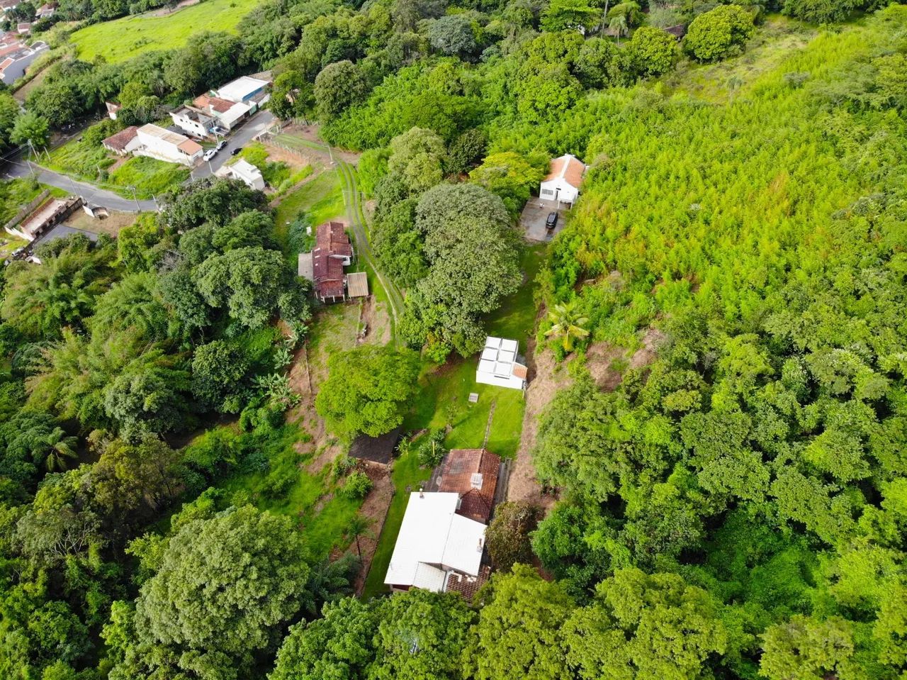 Chácara dentro da cidade de Amparo, 3 casas 