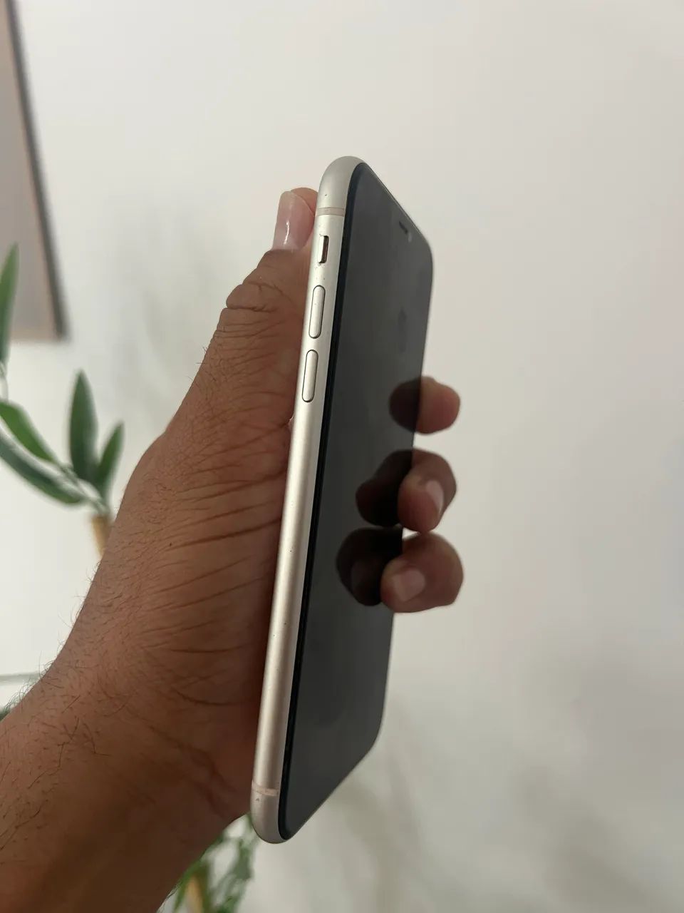 iPhone 11 com caixa e nota fiscal. Tem negociação no preço.