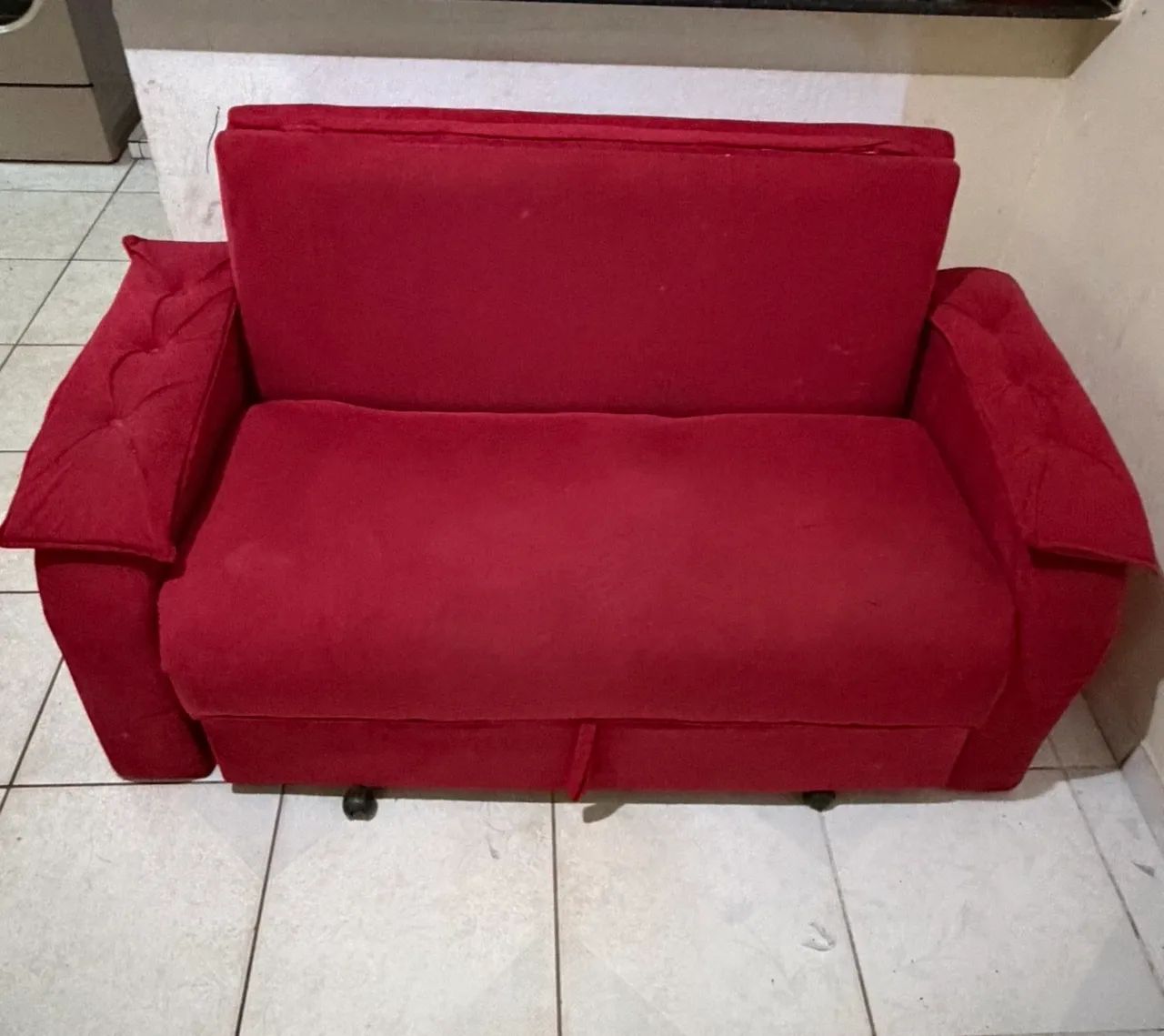 Sofá cama vermelho conservado bastante confortável  - Foto 2