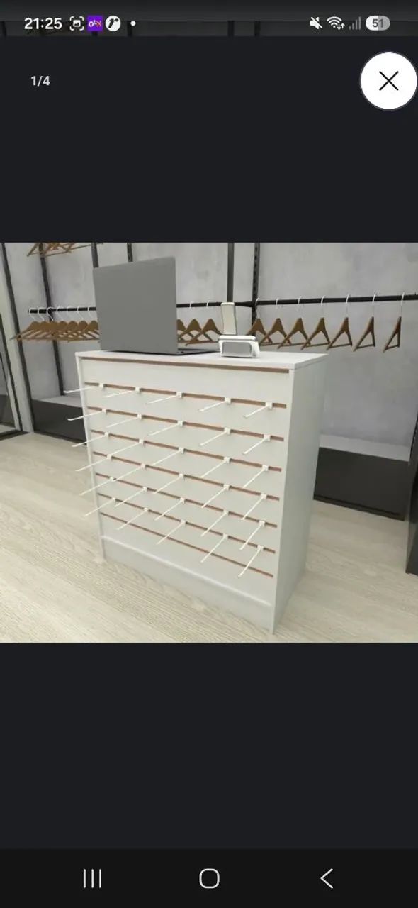 Balcão branco de loja, com painel canelado.