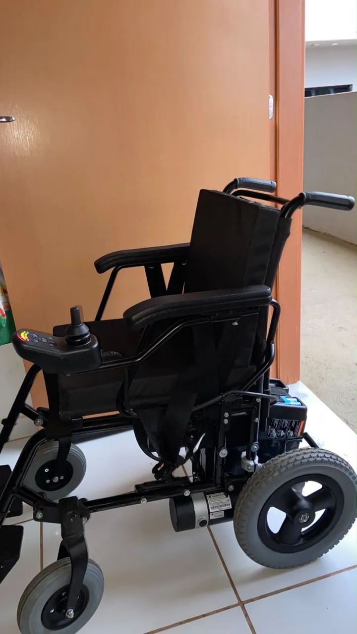 Vendo cadeira de rodas elétrica  - Foto 3