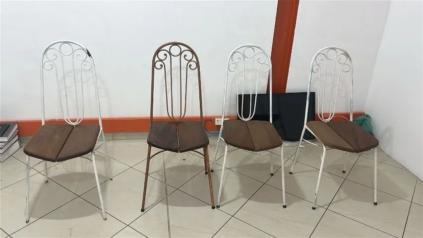 Conjunto com 4 Cadeiras Vintage em Ferro e Madeira - Estilo Retrô e Elegante - Foto 2