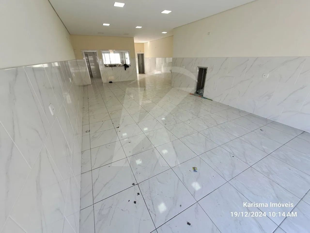 Salão comercial medindo 90 m² com 1 banheiro.