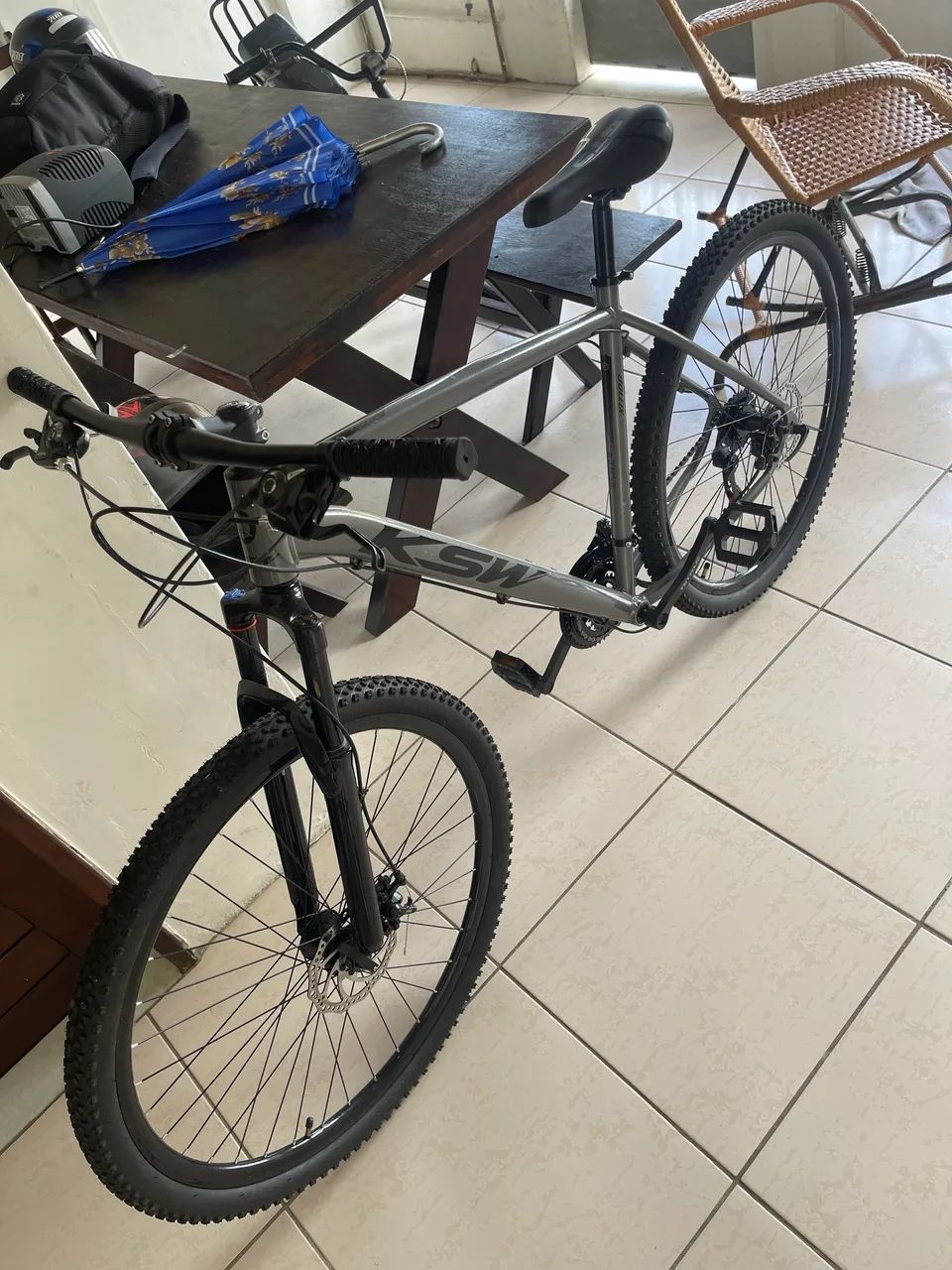 Bicicleta aro 29 KSW, quadro 21 e freio a disco.