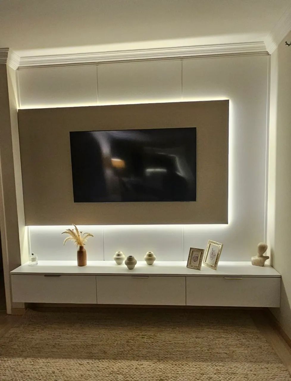 Painel de TV Planejado com Rack Suspenso e LED - Foto 2