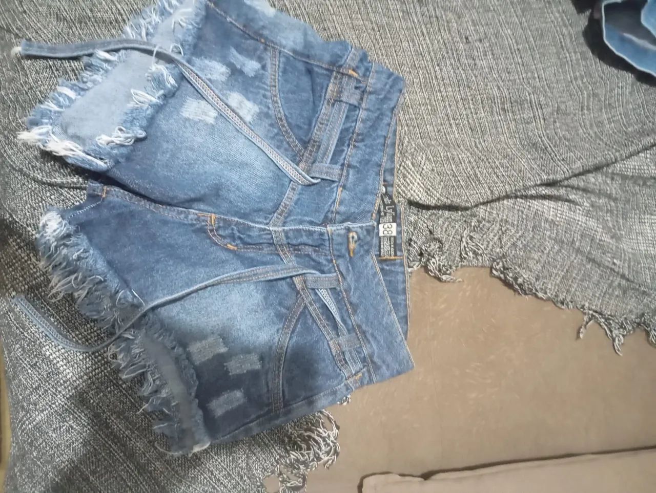 Vendo shorts jeans si novos - Foto 3