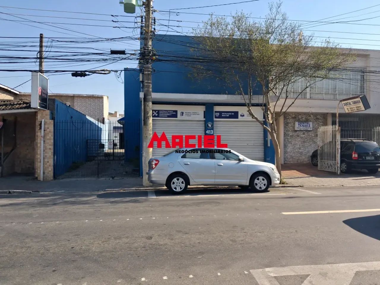 Prédio comercial no centro da cidade, salão com portas de aço com edicula nos fundos, mais