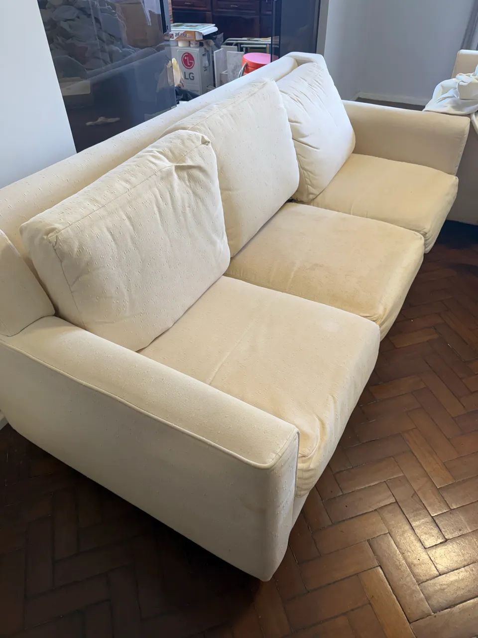Sofá de três lugares com capa 