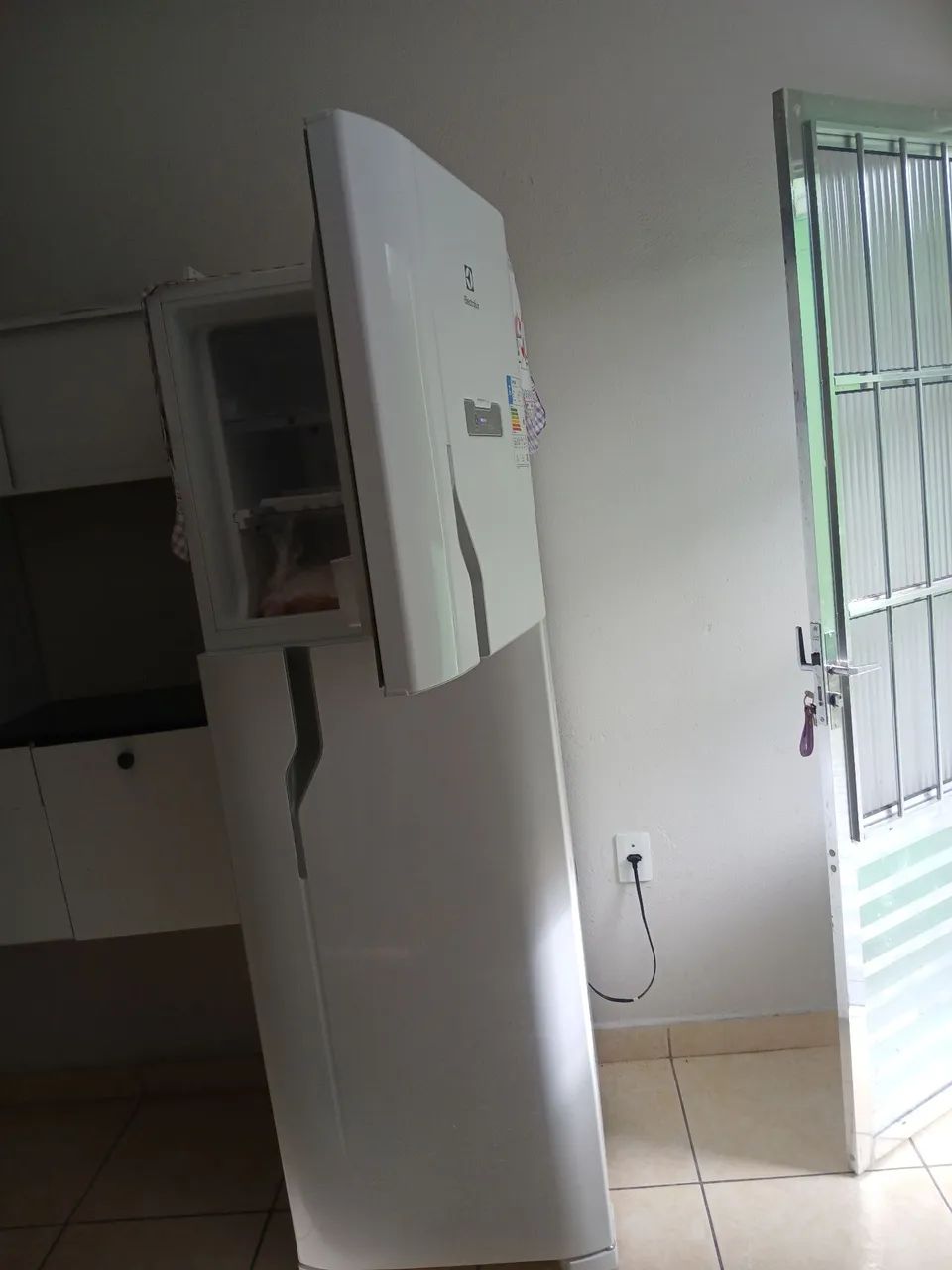 Vendo geladeira simi nova - Foto 2