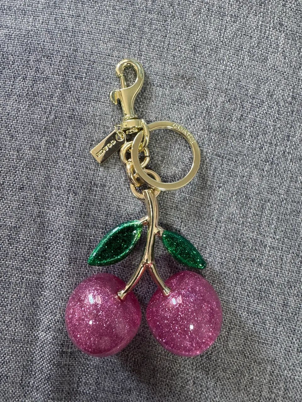 Chaveiro cereja vermelha com dourado 
