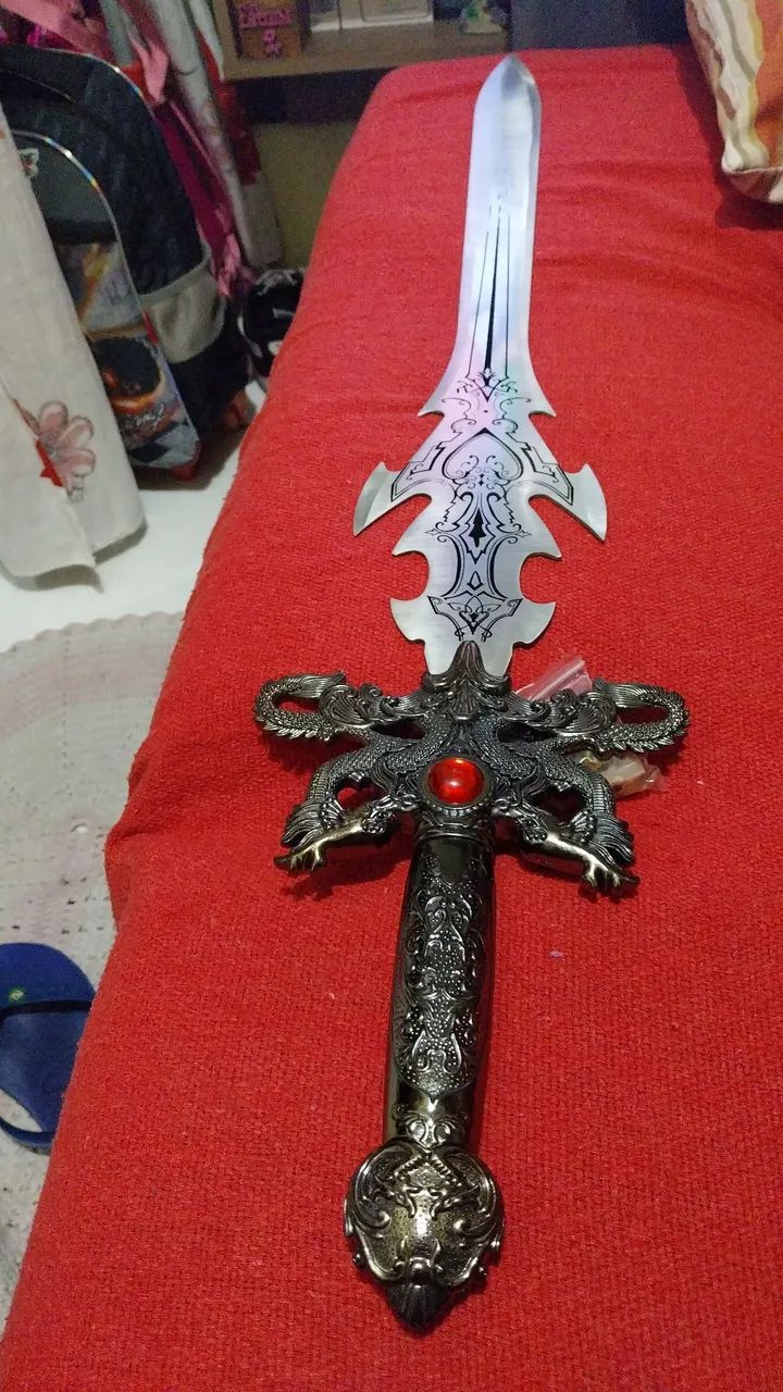 ESPADA DECORATIVA MEDIEVAL COM SUPORTE DE MADEIRA.  - Foto 5