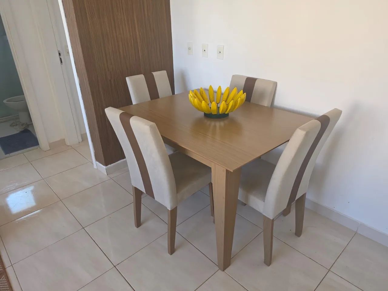 Mesa de Madeira com 4 Cadeiras - Foto 3