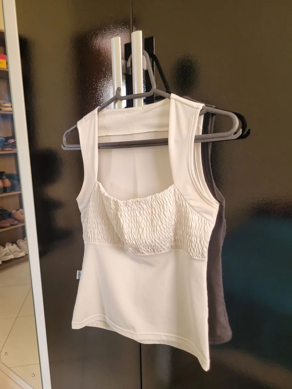 3 Blusas brancas + 1 estampada + 1 listrada - Tamanho P - Foto 5