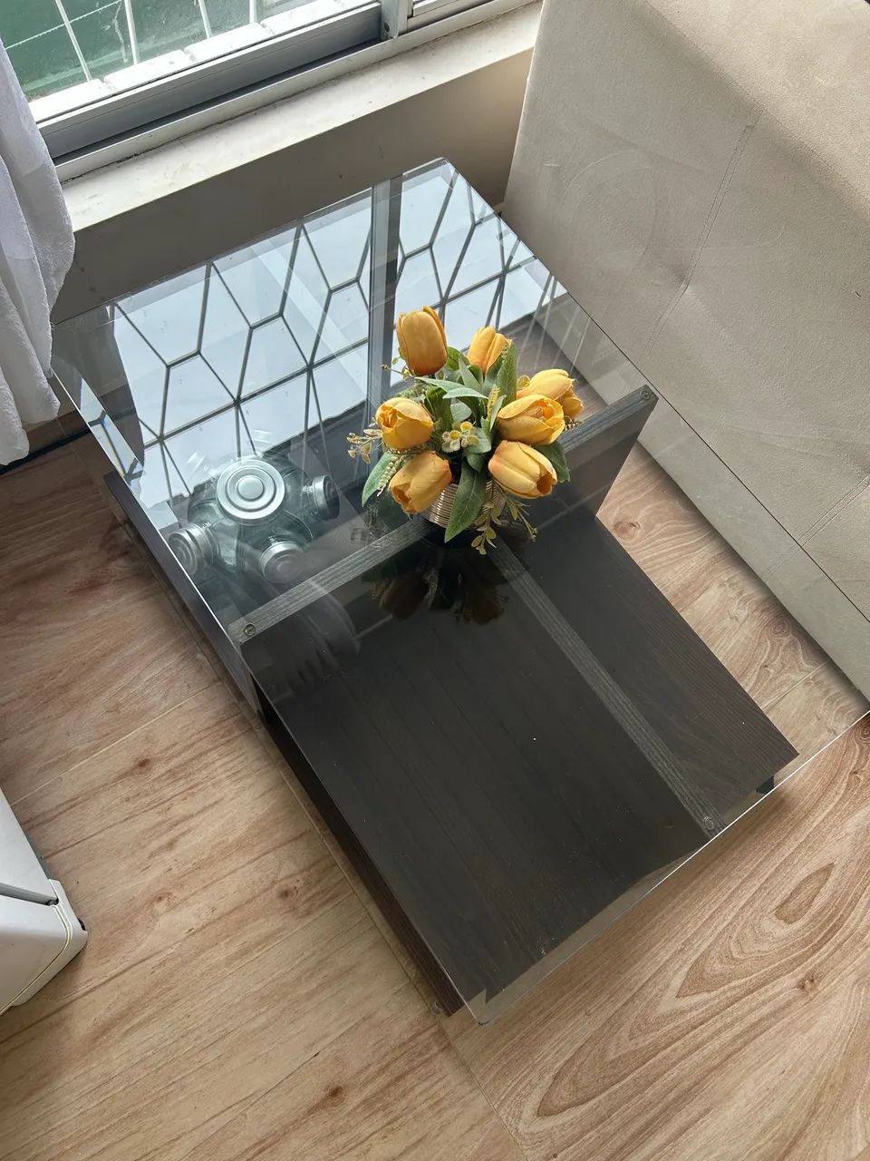 Mesa de centro de madeira maciça com tampo de vidro - Foto 3