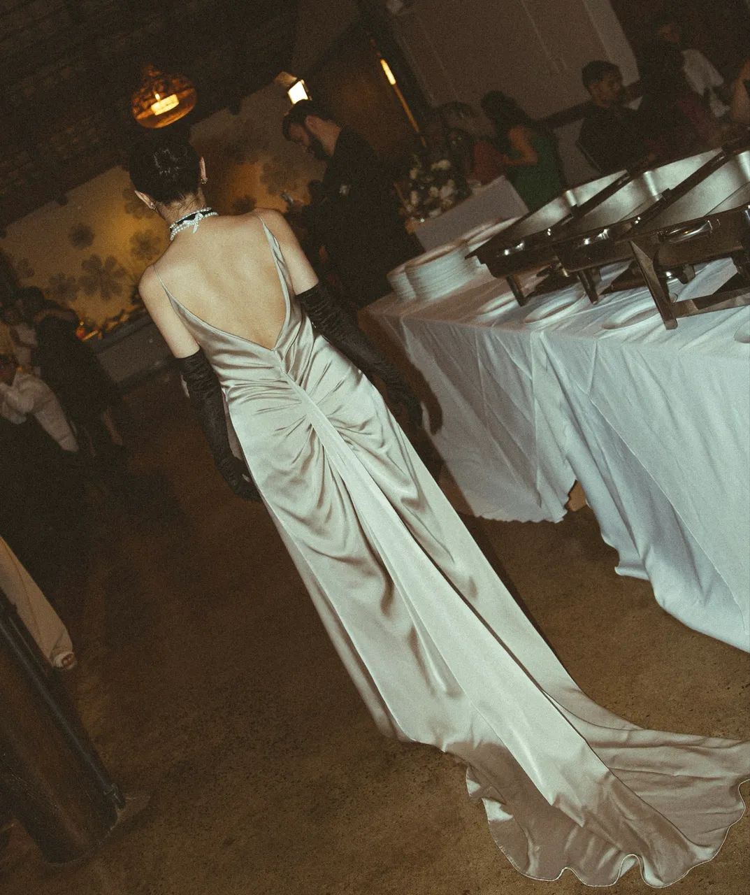 vestido slipdress longo perolado com calda - Foto 5