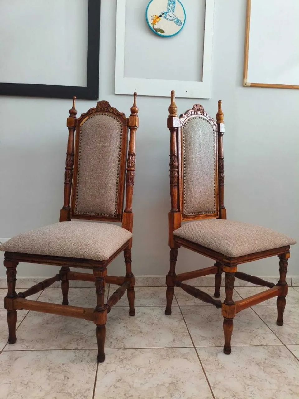 Cadeiras Estofadas de Madeira de Lei - Foto 3