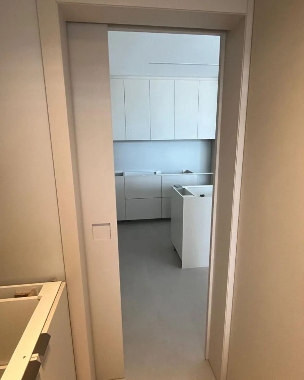 Painel em MDF com porta de correr embutida. - Foto 3