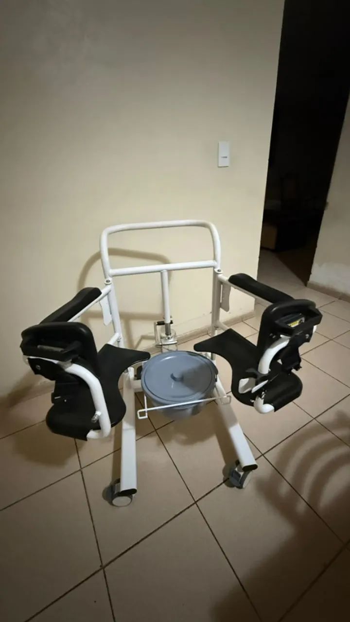  Cadeira de Transferência Higiênica / Elevação Hidráulica / Sanitária / 130kg