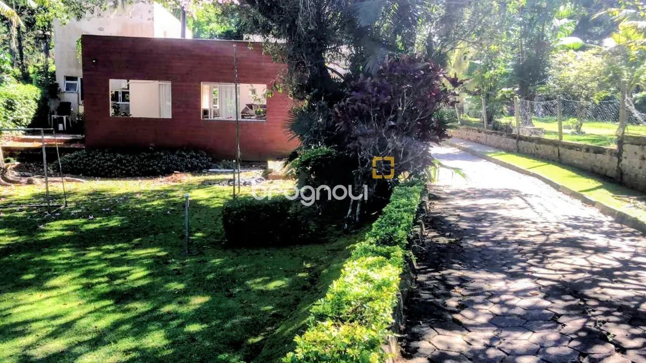 BROGNOLI VENDE - CASA COM 4 SUÍTES NO SAMBAQUI