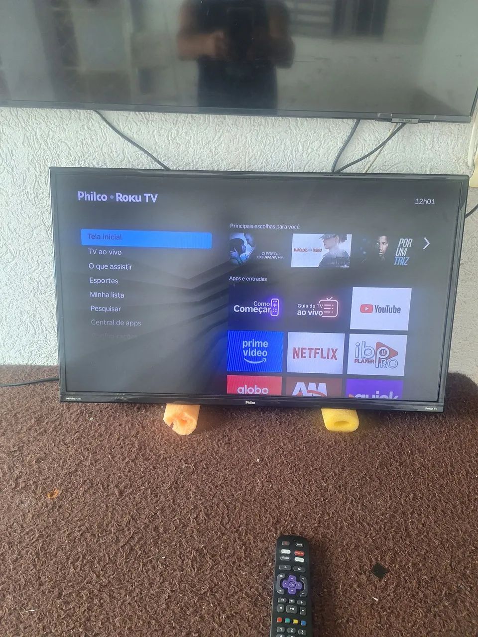 TV SMART 32 POLEGADAS PHILCO ROKU FUNCIONANDO PERFEITAMENTE SEM OS PES ACEITO CARTÃO 