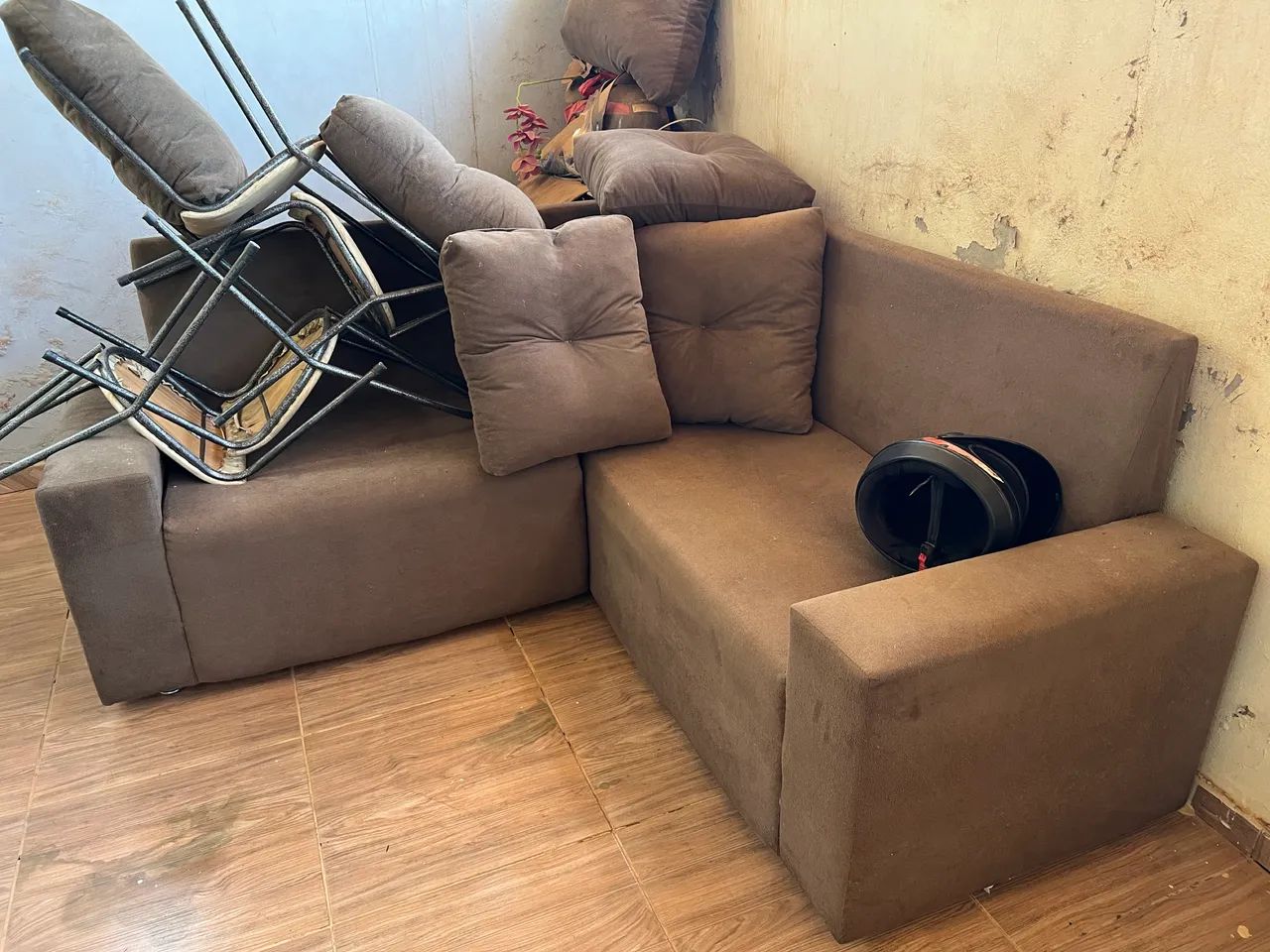 Sofá, Máquina de Lavar e Mesa.