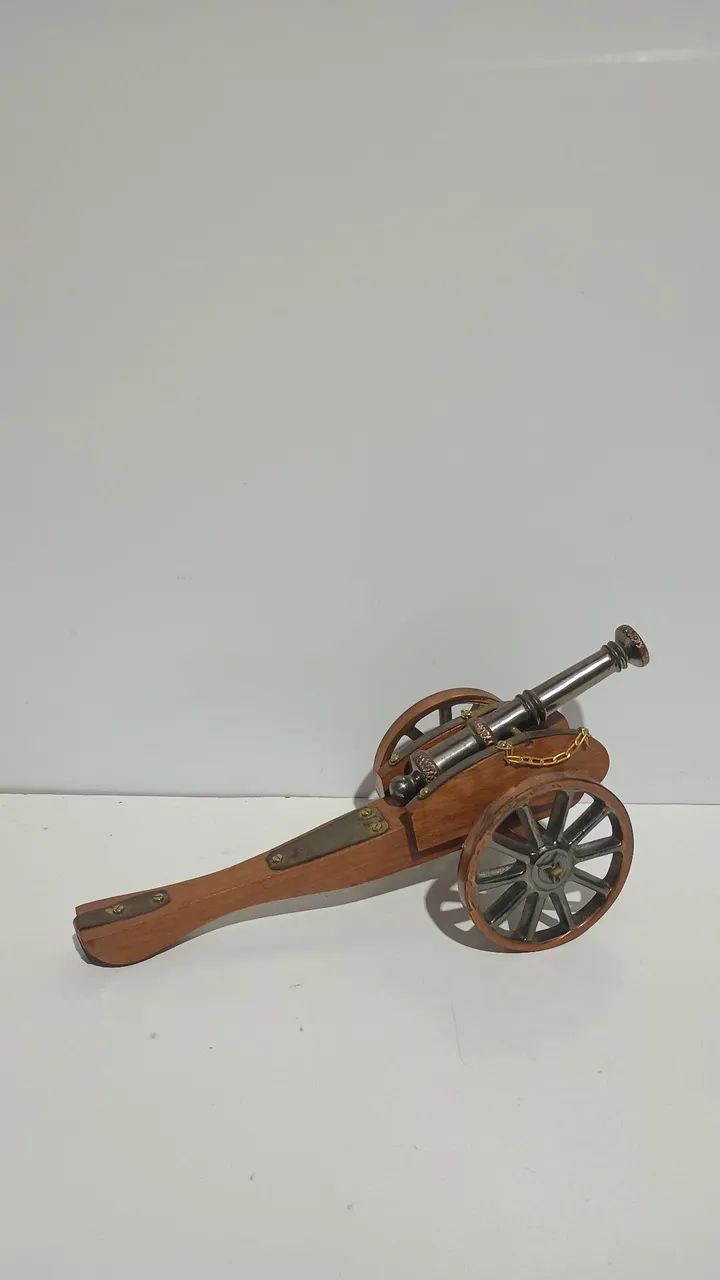 miniatura decorativa de madeira e metal pesado