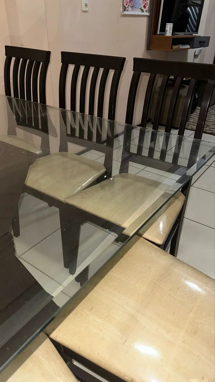 Mesa com madeira maciça (Jacauna) e vidro(bisotado) com 8 cadeiras  - Foto 2