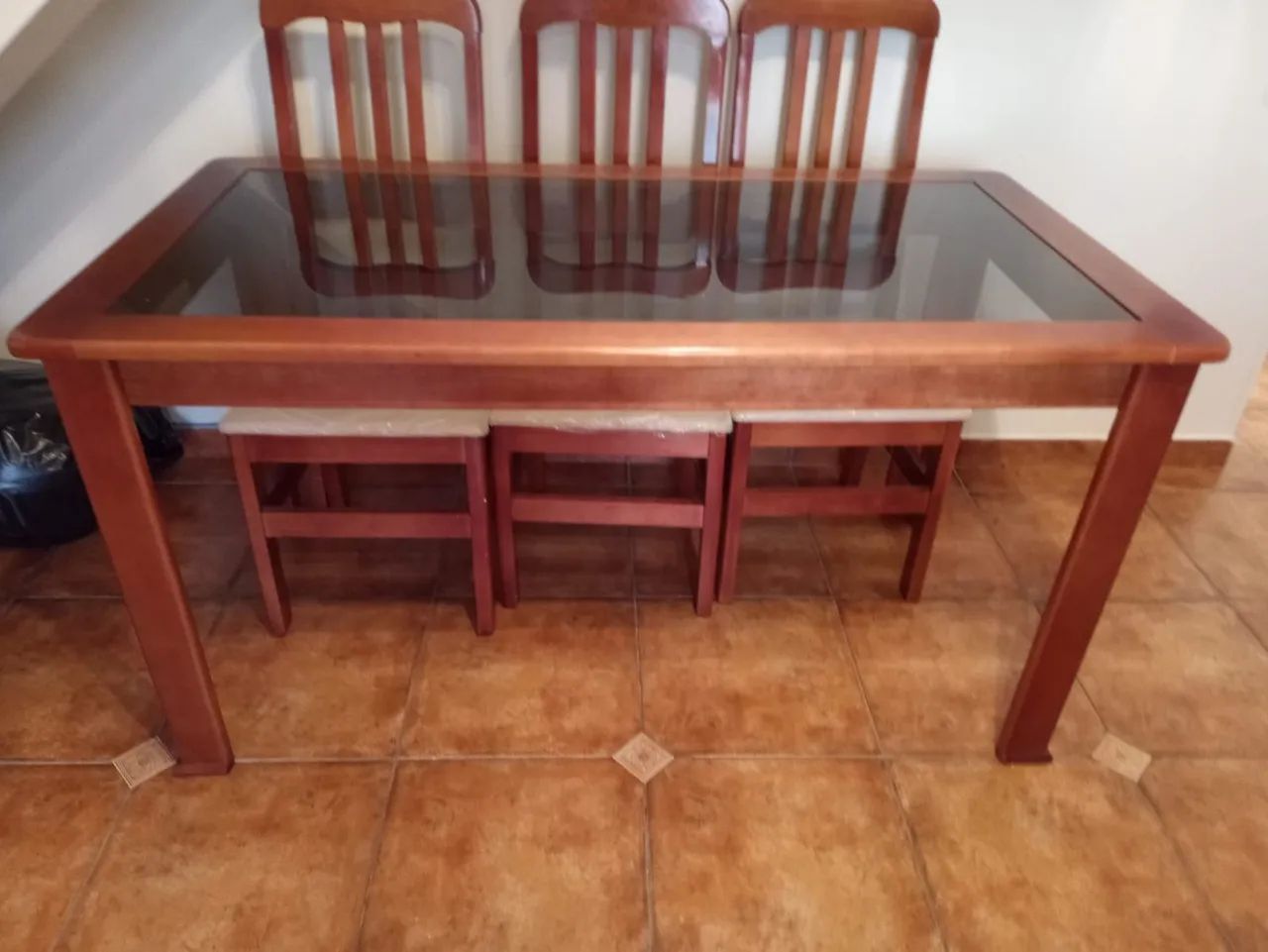 Mesa com tampa de vidro e 6 cadeiras SEMINOVA! - Foto 3