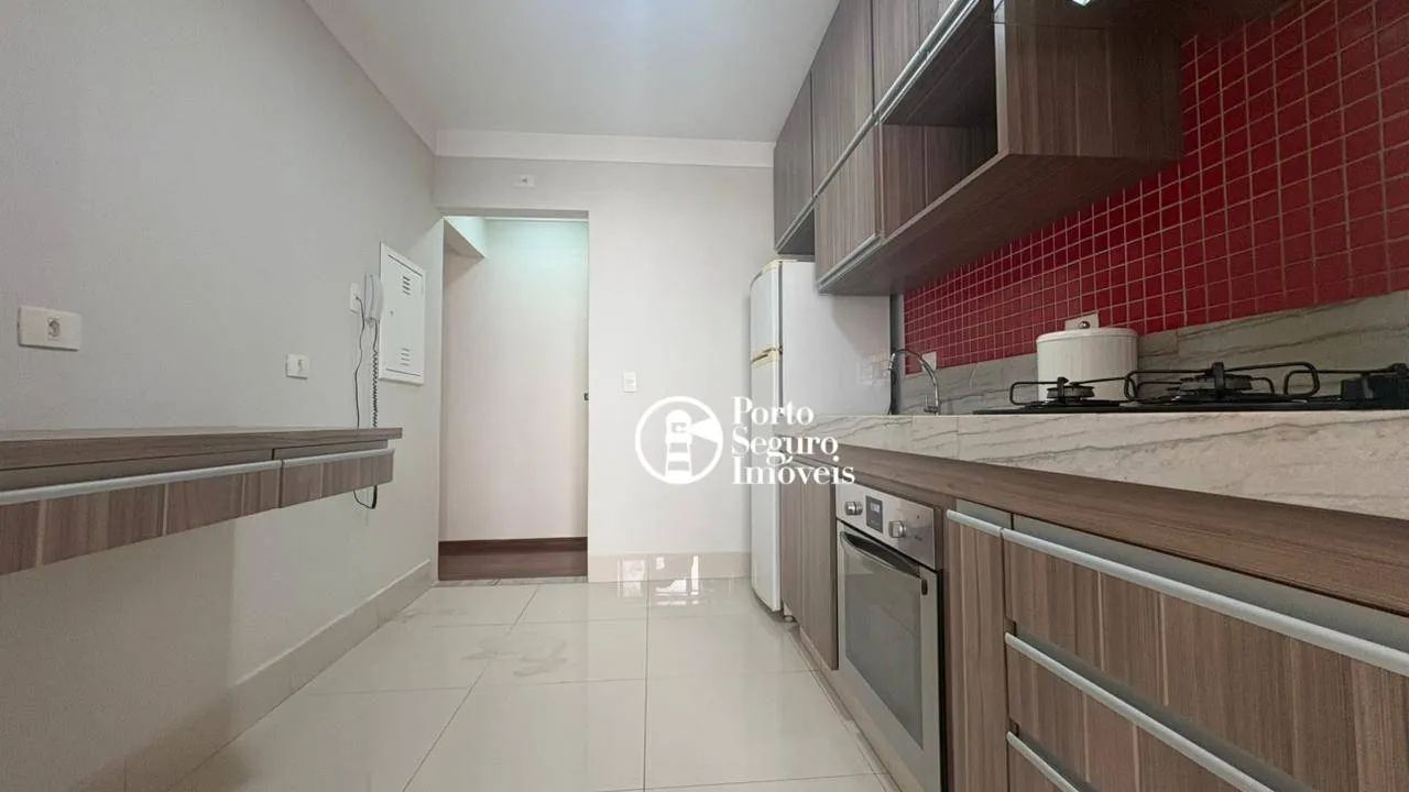 Apto com 3 dormts com armários , cozinha planej. com fogão, geladeira e sala com mesa e 06