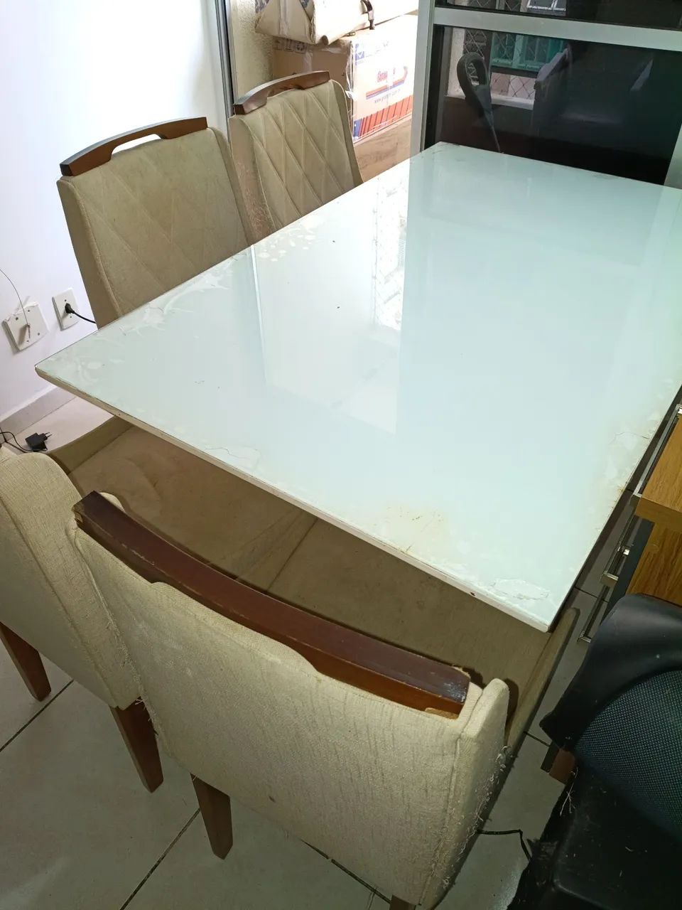 Mesa de jantar com 04 cadeiras 