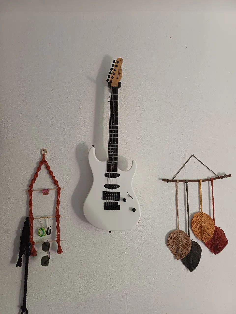 Guitarra pouca usada