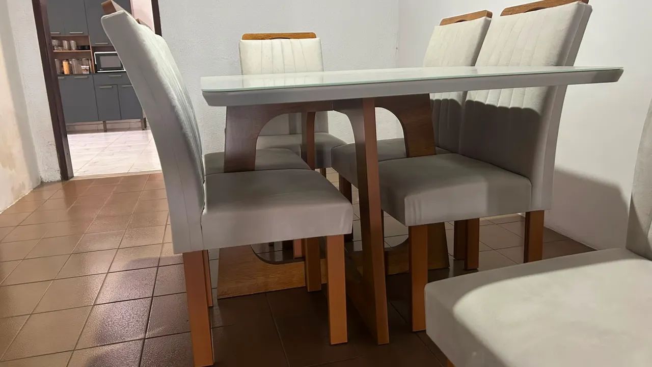 Mesa com 6 cadeiras