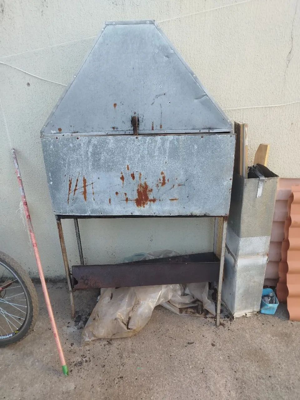 Vende-se churrasqueira 