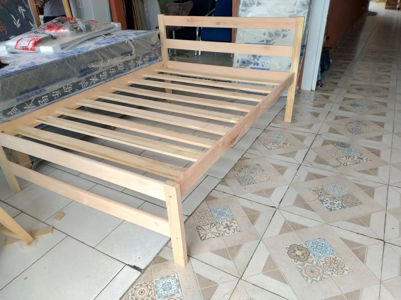 Cama de casal NOVAS madeira maciça  - Foto 3