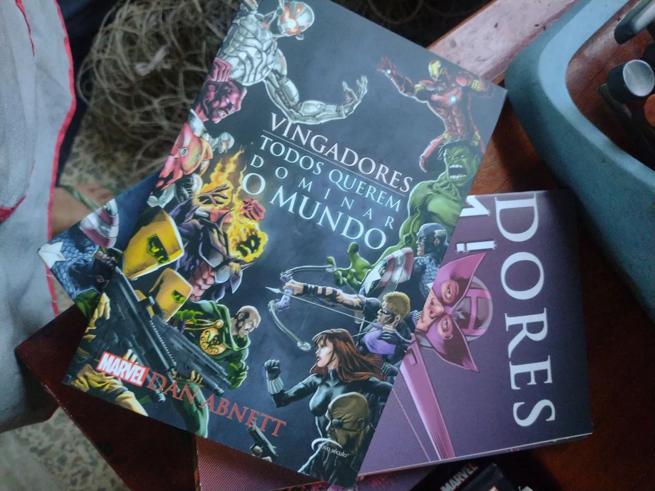 Livro duplo Marvel -Vingadores- Todos querem dominar o mundo  - Foto 3