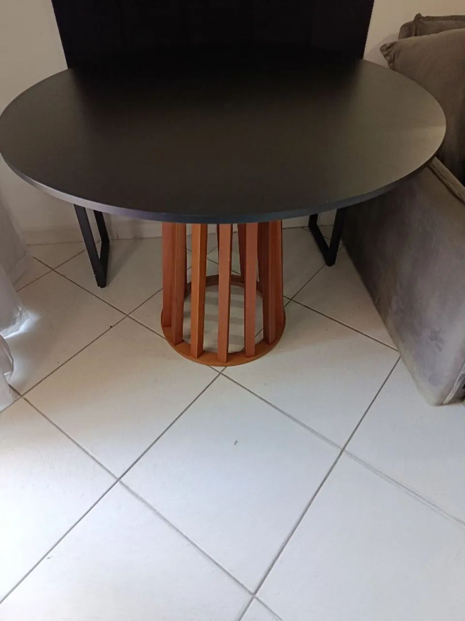 Mesa de jantar, em mdf e madeira maciça preta 100cm - Foto 4