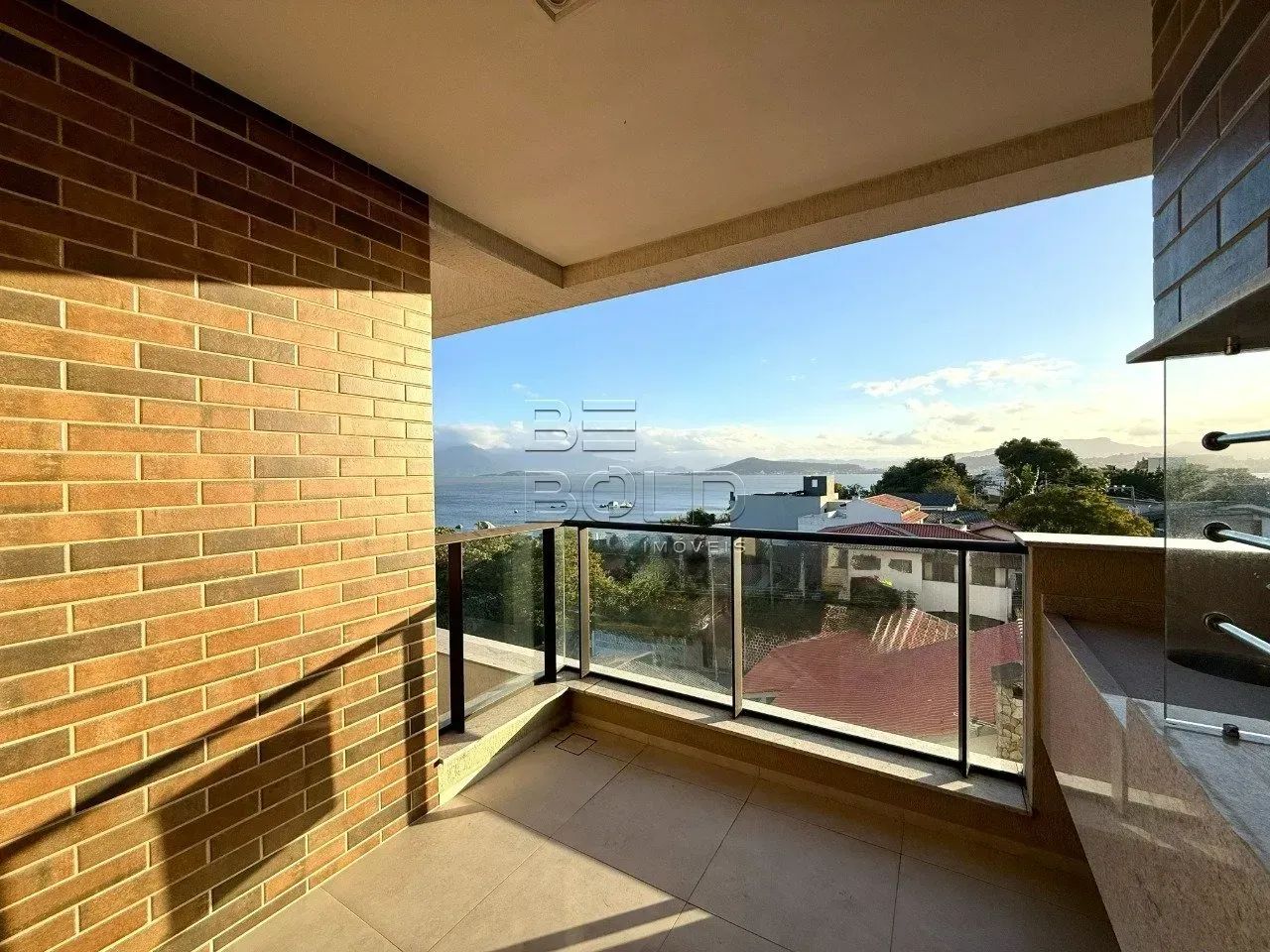 Apartamento vista mar com 2 dormitórios no Itaguaçu