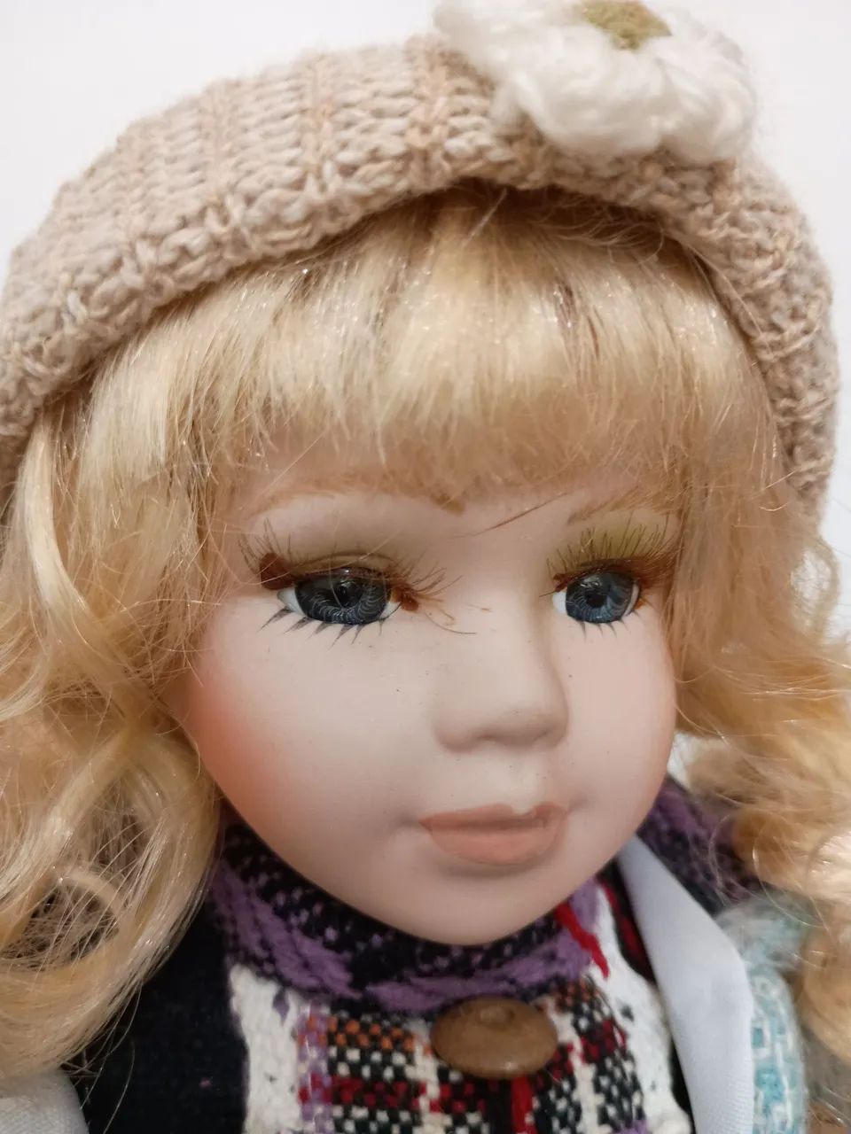 Linda boneca em porcelana 