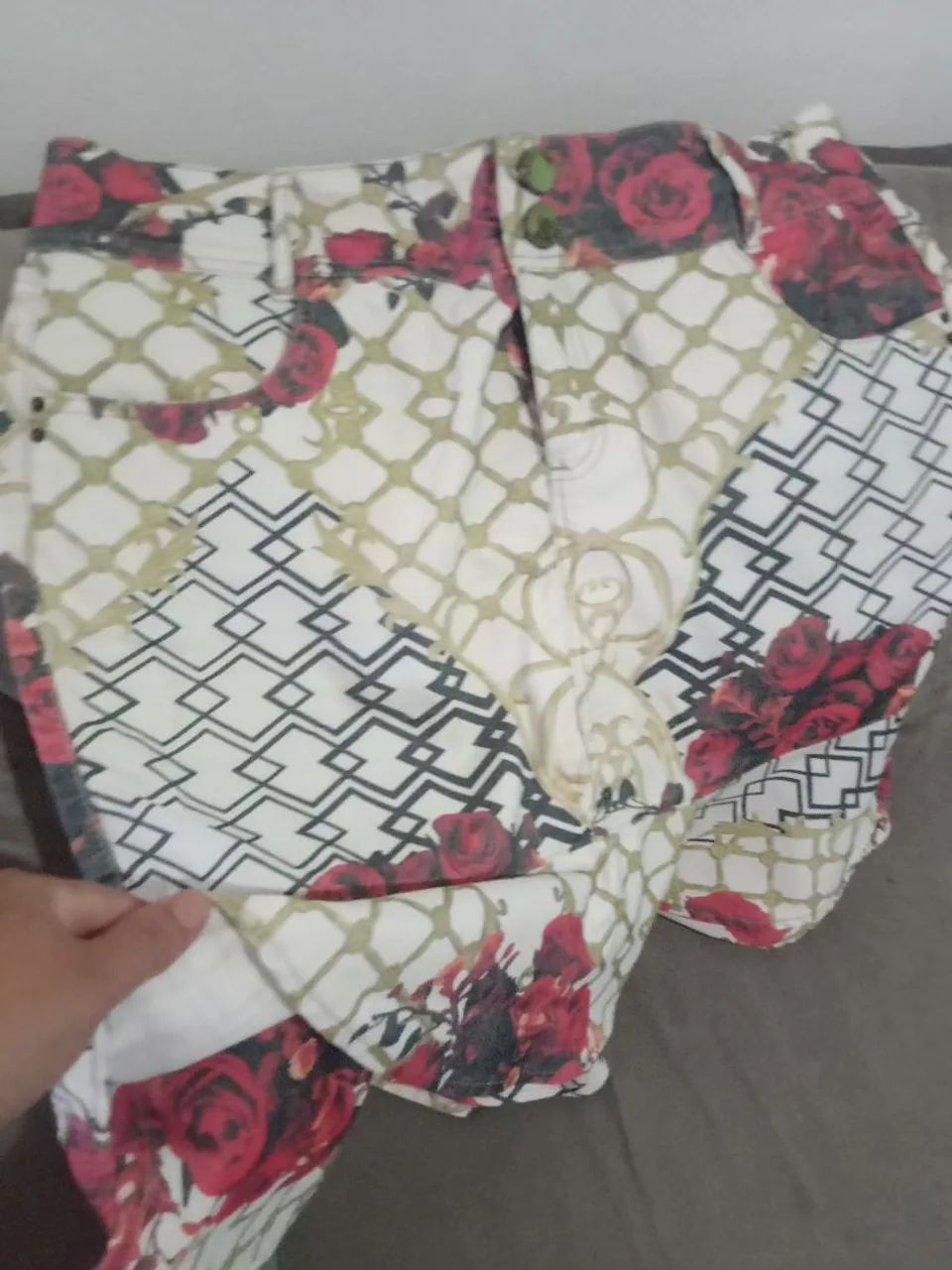 Saia jeans Titanium número 48 com estampas e tem elastano  - Foto 3