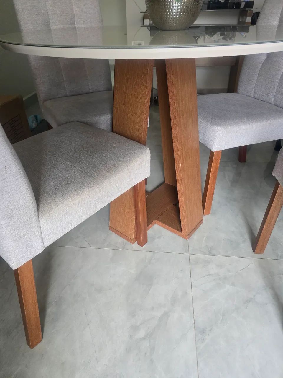 Mesa madeira e tampo vidro com cadeiras  - Foto 2