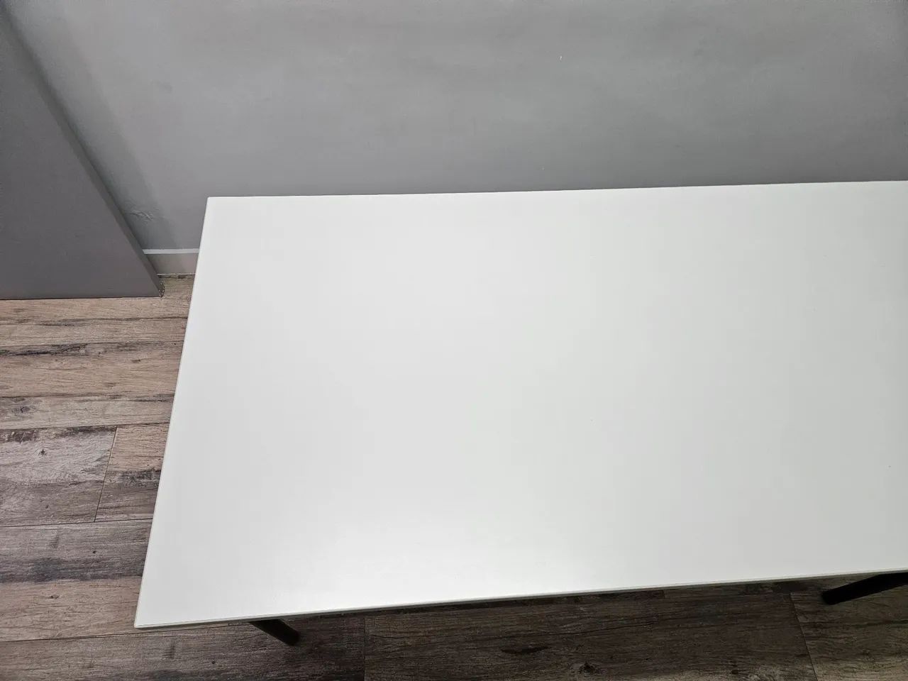 Lote com 3 mesas retangulares de fórmica e quatro pernas de aço. - Foto 3