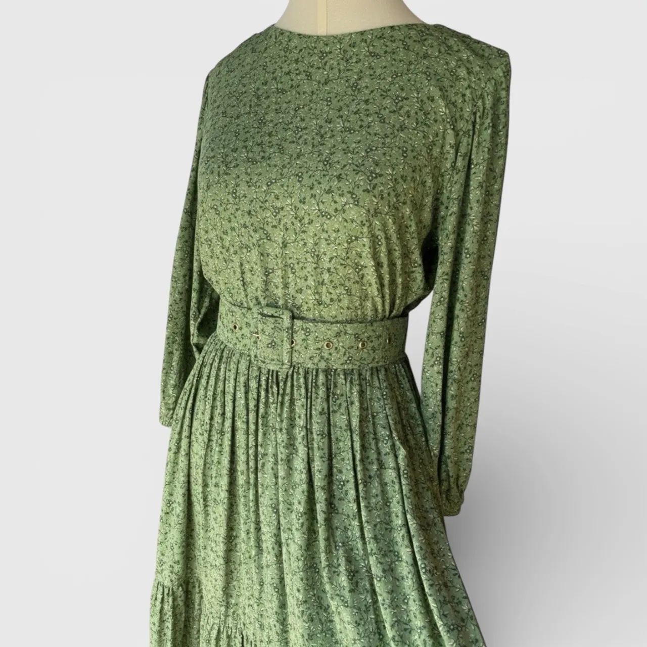 Vestido mídi floral modesto com cinto - Foto 4