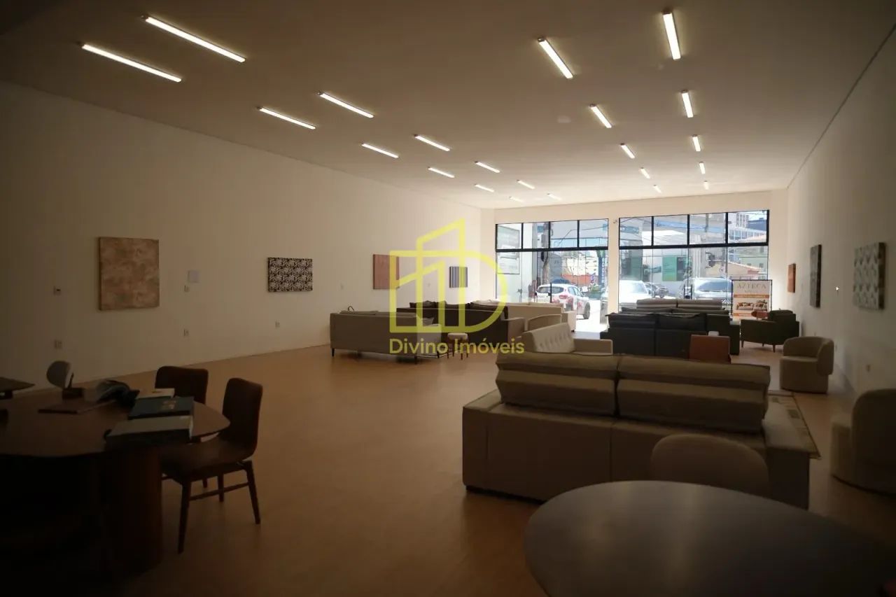 Salão Comercial Imponente com Pé-Direito Duplo e Fachada em Vidro  Av. Moreira César (Cent